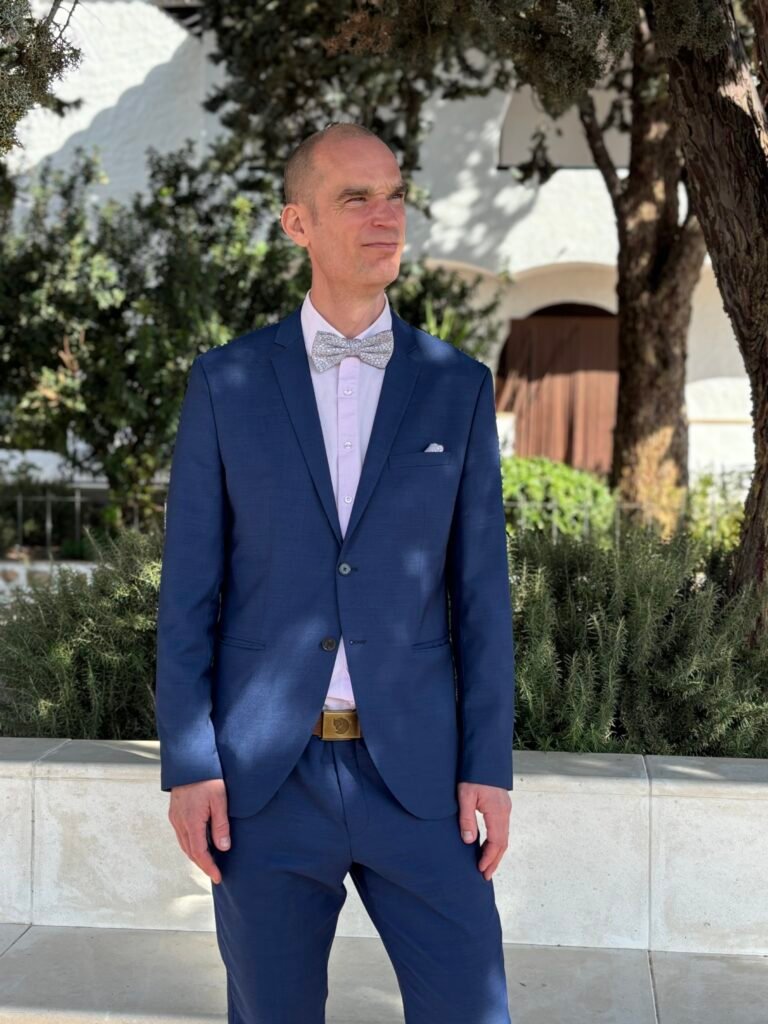 Mervin Wilk, certified Emotions & Metaphysical Kinesiologist and Eurythmy Therapist. Founder of Heart of Mervin. Located in Sweden.